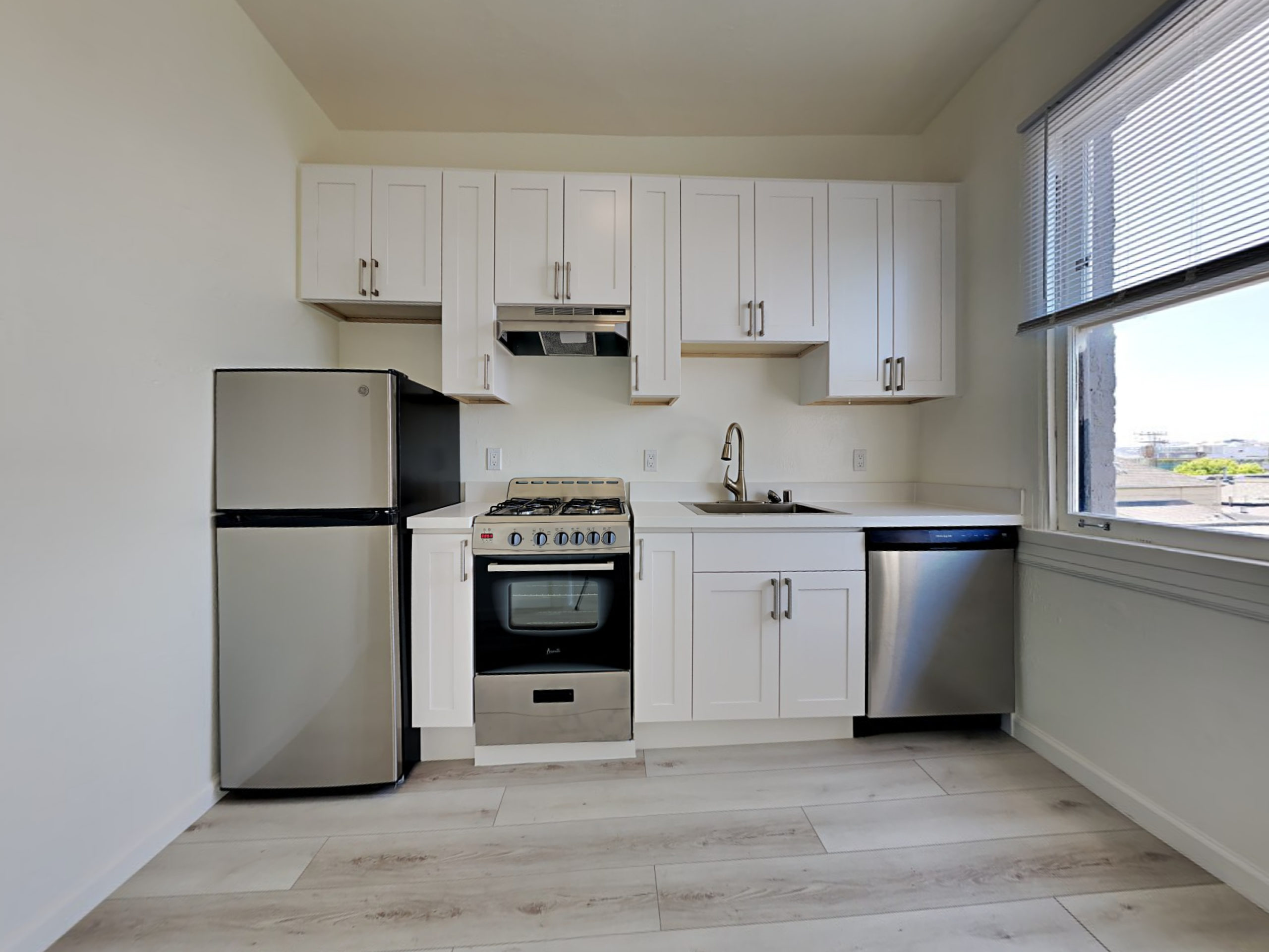 901 Valencia Mosser Living